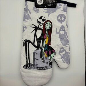 NWT - Disney Tim Burtons The Nightmare Before Christmas Oven Mitt Sally and Jack